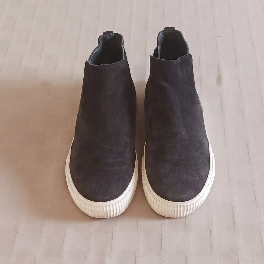 Vince suede upper